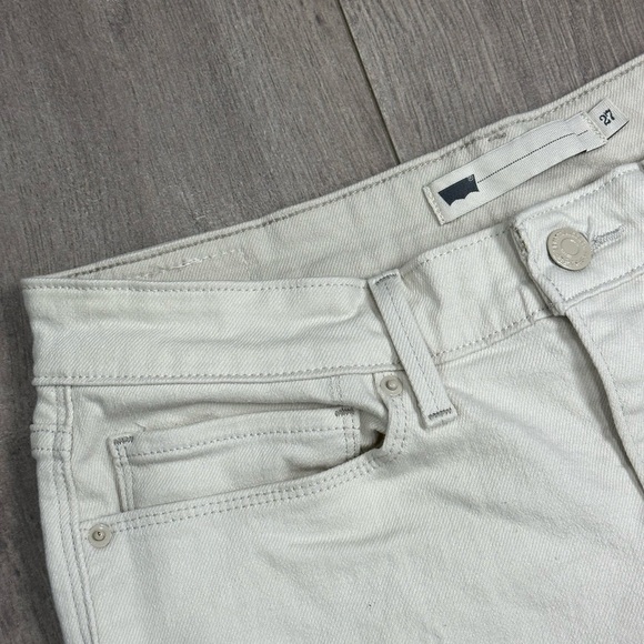 Women’s Levi’s 27 4 Small Denim Shorts Jeans Cream Rolled Hem Stretch 5 Pocket - Picture 5 of 10